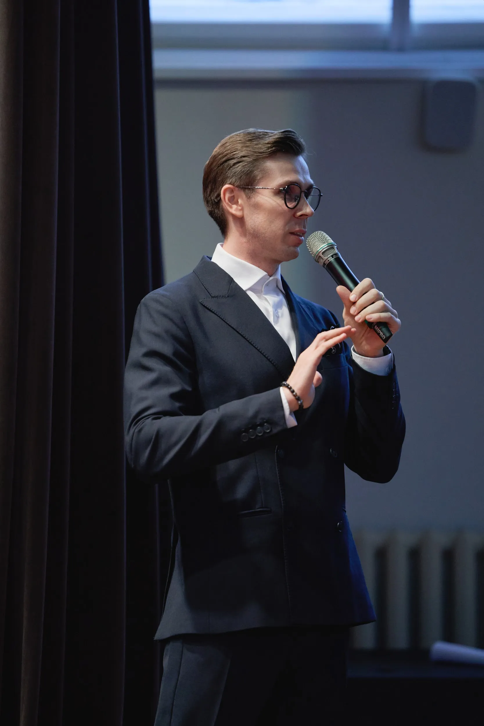 Ведущий Олег Ефимкин