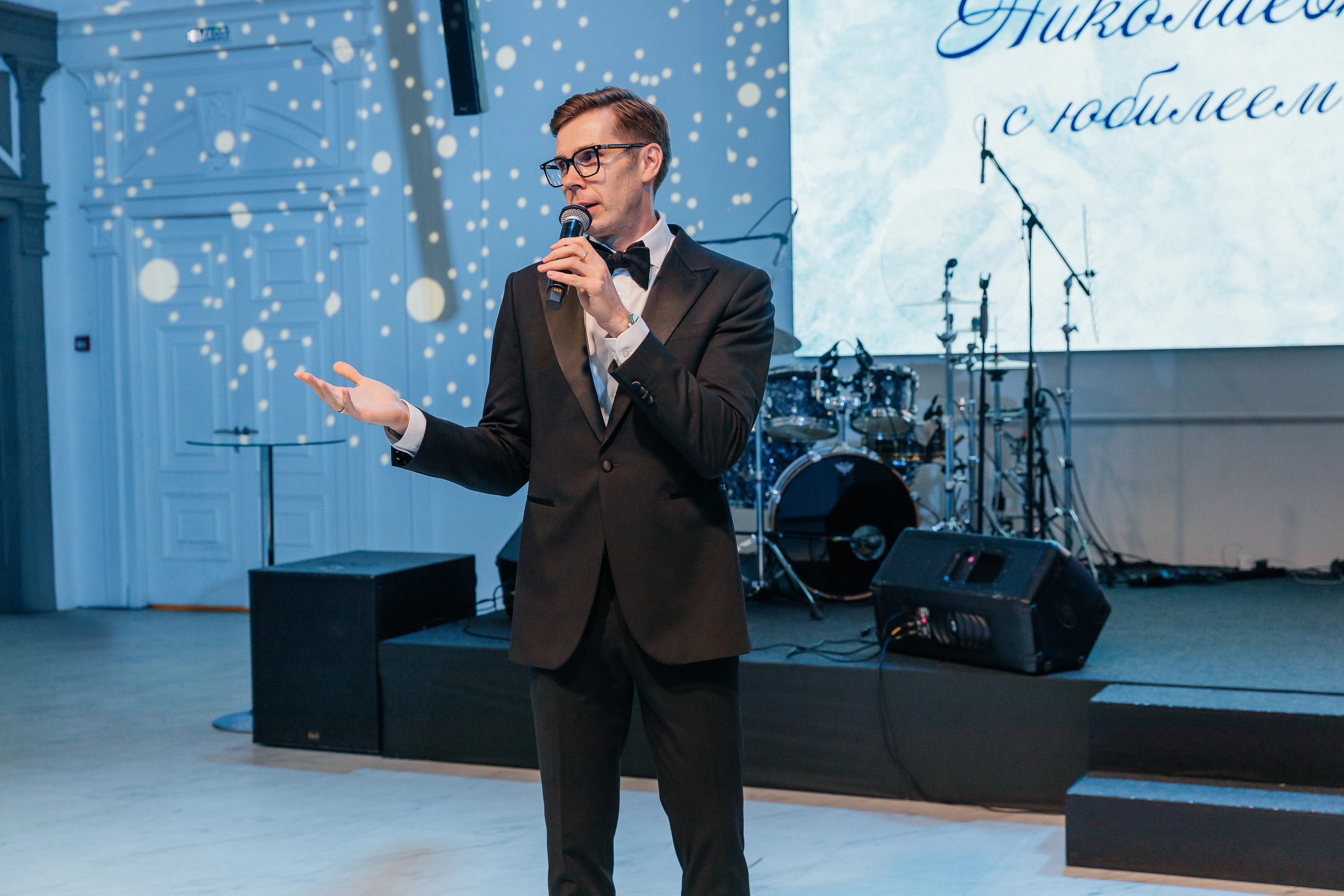 Ведущий Олег Ефимкин